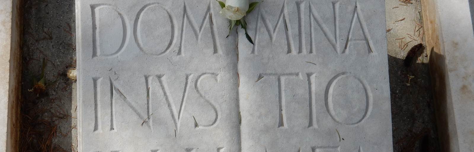 Lawrence-of-Arabia-grave-with-flower 